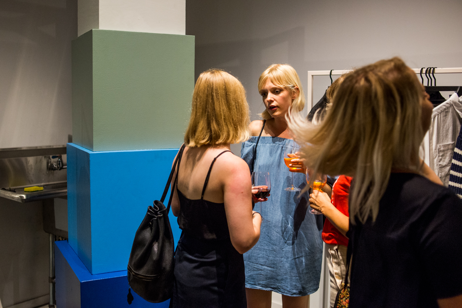 Frank + Oak lance une première collection pour femmes très (trop?) sobre