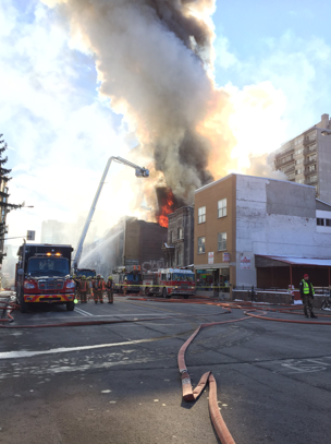 8 photos impressionnantes du feu qui fait actuellement rage sur la rue Parc