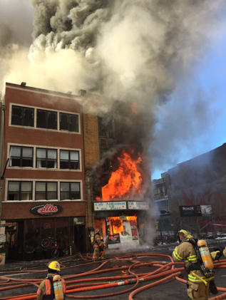 8 photos impressionnantes du feu qui fait actuellement rage sur la rue Parc
