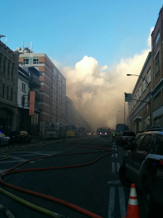 8 photos impressionnantes du feu qui fait actuellement rage sur la rue Parc