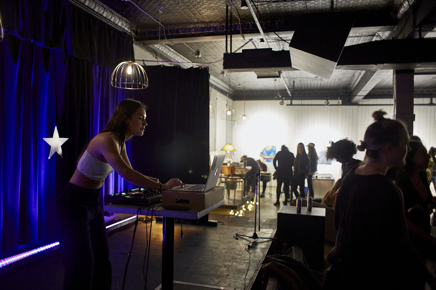 Le sexiness de la femme à l'honneur dans une très nice expo-party au Matahari Loft