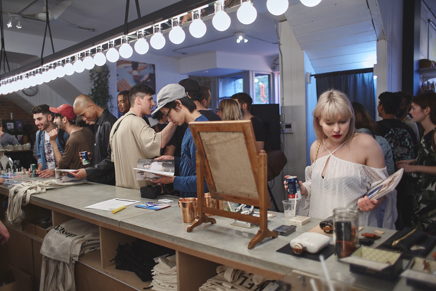 Le magazine Dossier lance son très beau premier numéro chez LOWELL MTL