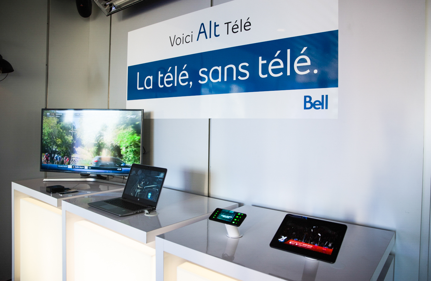 Une foule de vedettes en mode 5 à 7 sur le toit de l'hôtel Renaissance hier soir