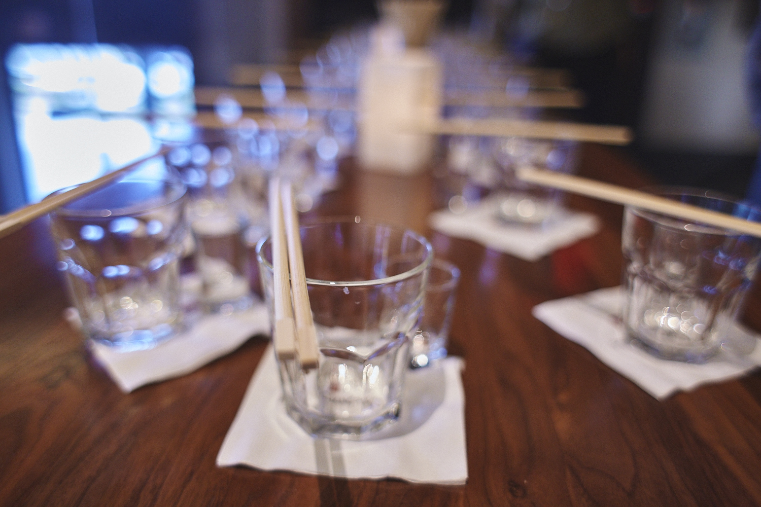 Une belle gang d'influenceurs rassemblée pour une tournée de sake bomb au PF Chang's