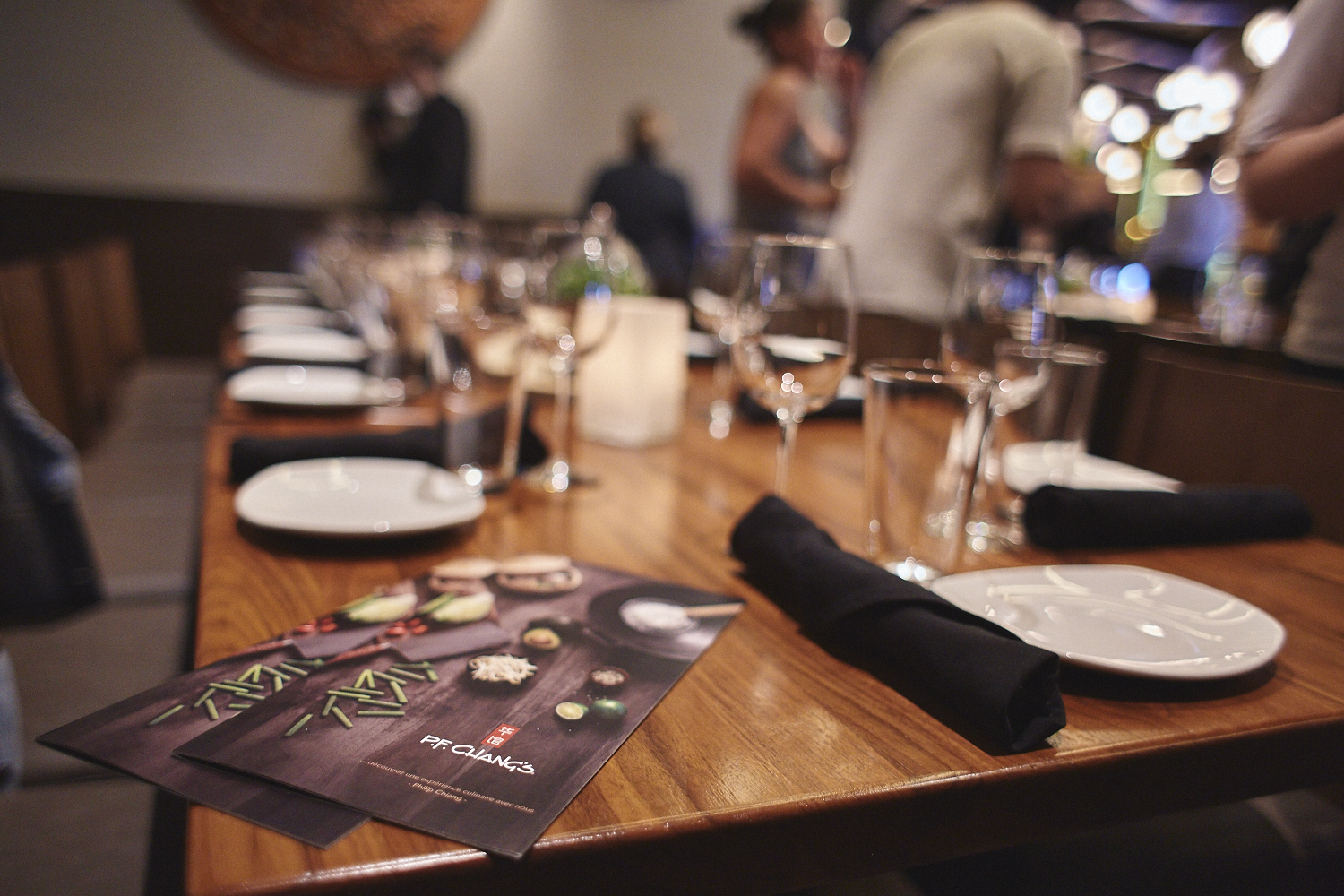 Une belle gang d'influenceurs rassemblée pour une tournée de sake bomb au PF Chang's