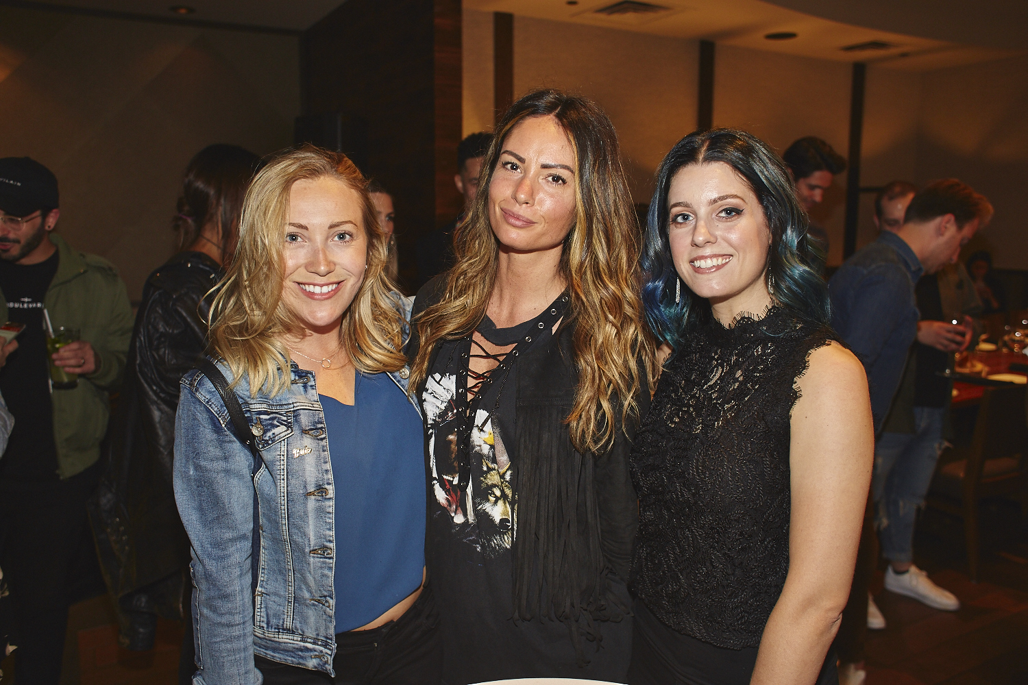 Une belle gang d'influenceurs rassemblée pour une tournée de sake bomb au PF Chang's