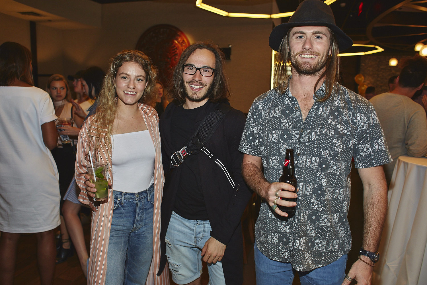 Une belle gang d'influenceurs rassemblée pour une tournée de sake bomb au PF Chang's