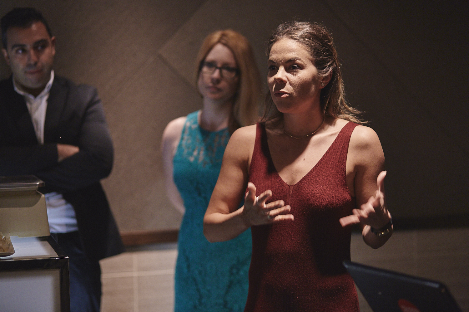Une belle gang d'influenceurs rassemblée pour une tournée de sake bomb au PF Chang's
