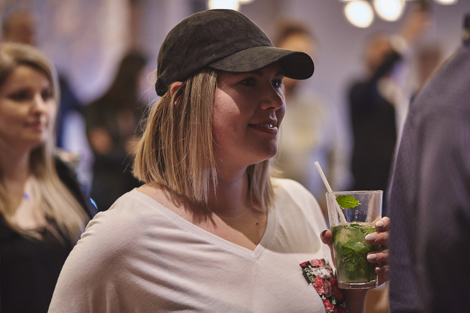 Une belle gang d'influenceurs rassemblée pour une tournée de sake bomb au PF Chang's