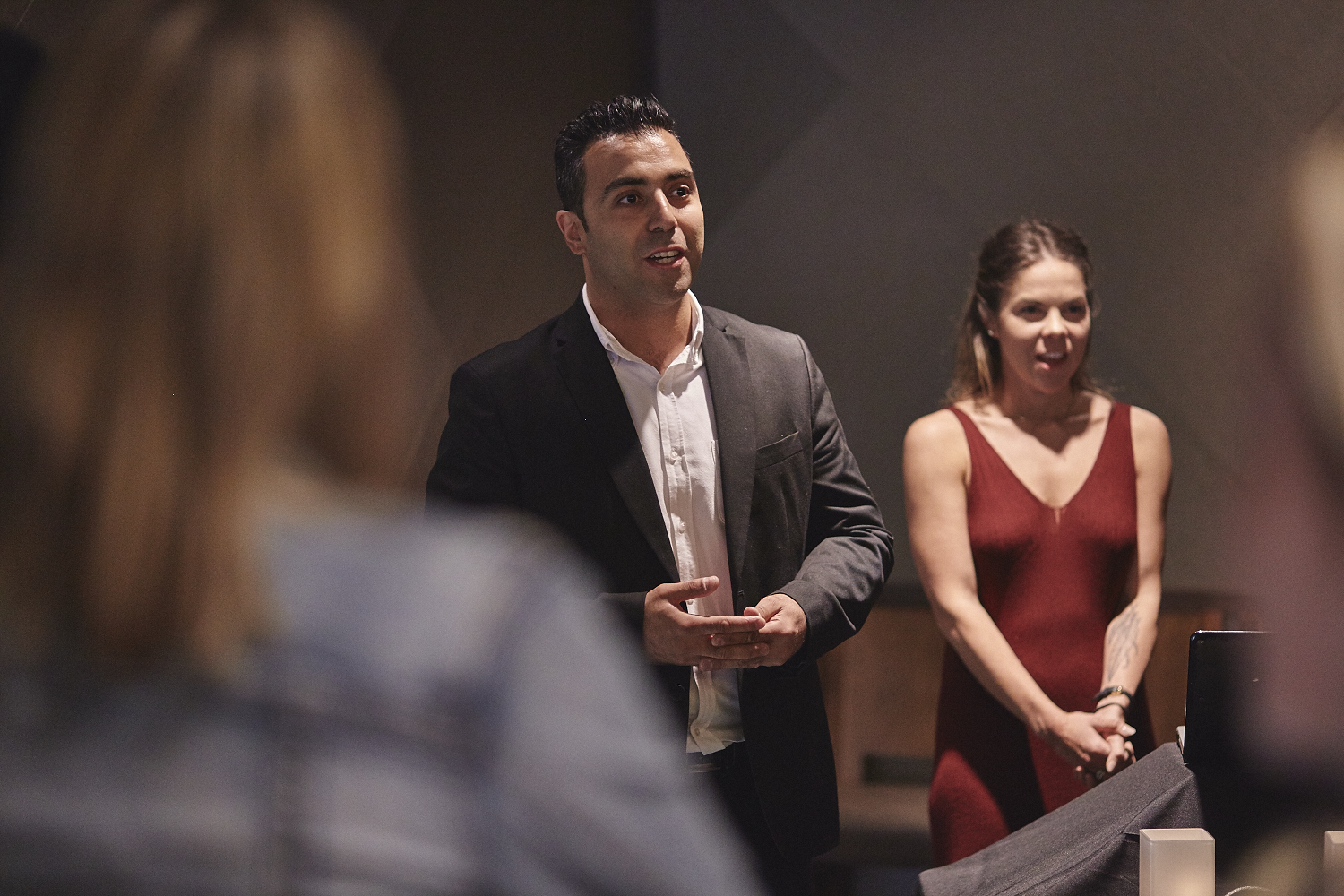 Une belle gang d'influenceurs rassemblée pour une tournée de sake bomb au PF Chang's