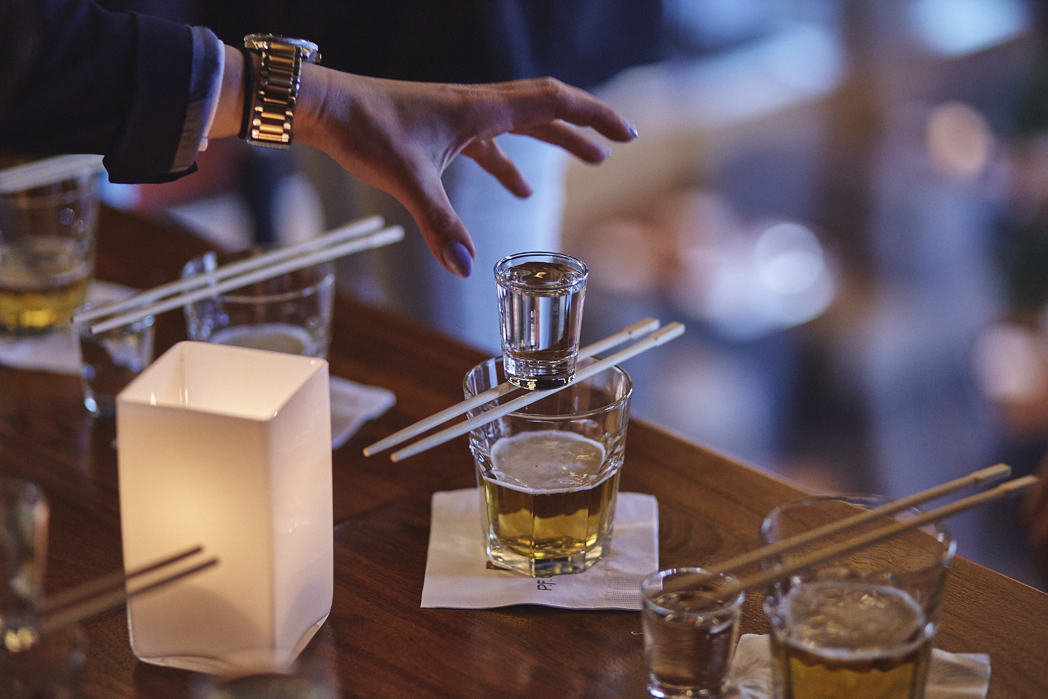 Une belle gang d'influenceurs rassemblée pour une tournée de sake bomb au PF Chang's