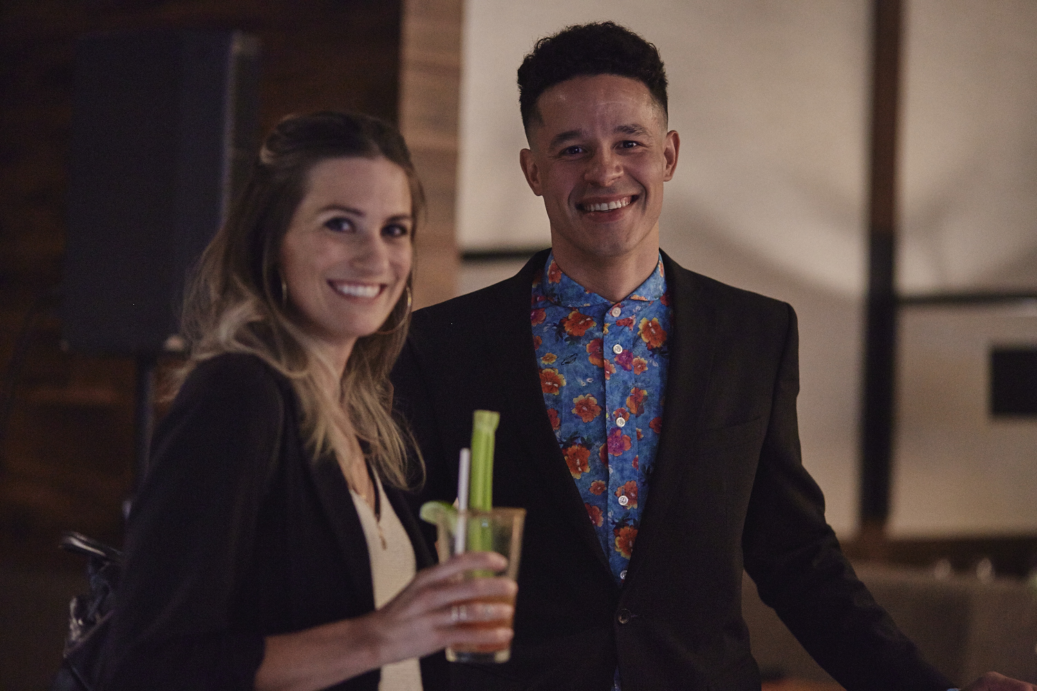 Une belle gang d'influenceurs rassemblée pour une tournée de sake bomb au PF Chang's