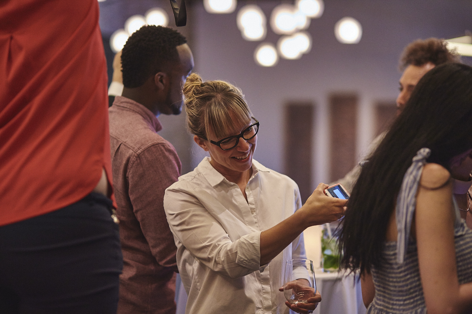 Une belle gang d'influenceurs rassemblée pour une tournée de sake bomb au PF Chang's