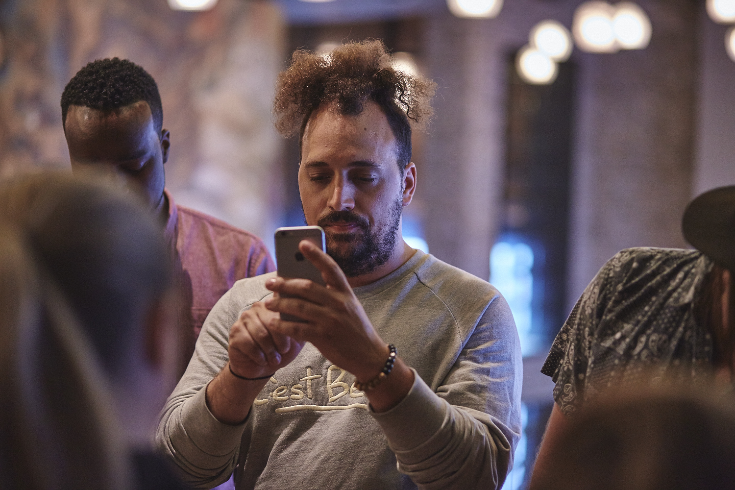 Une belle gang d'influenceurs rassemblée pour une tournée de sake bomb au PF Chang's