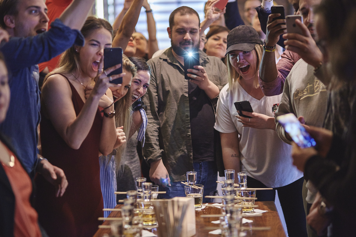 Une belle gang d'influenceurs rassemblée pour une tournée de sake bomb au PF Chang's