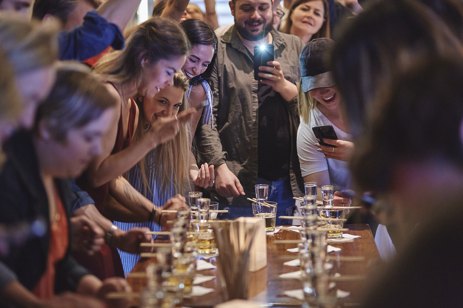 Une belle gang d'influenceurs rassemblée pour une tournée de sake bomb au PF Chang's