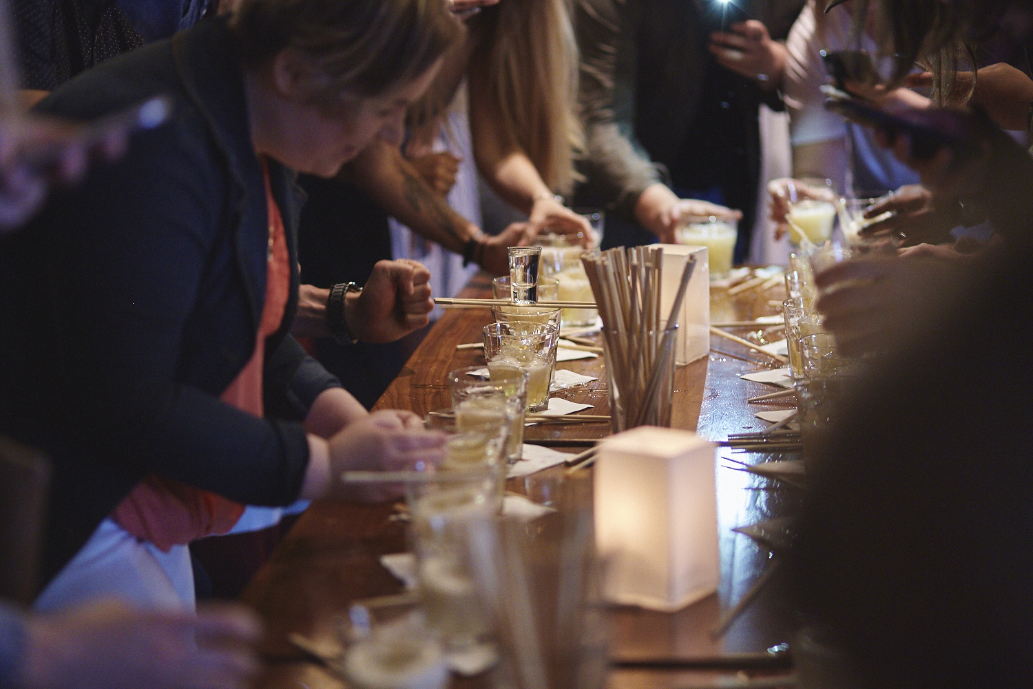 Une belle gang d'influenceurs rassemblée pour une tournée de sake bomb au PF Chang's