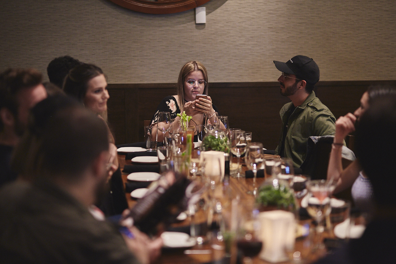 Une belle gang d'influenceurs rassemblée pour une tournée de sake bomb au PF Chang's