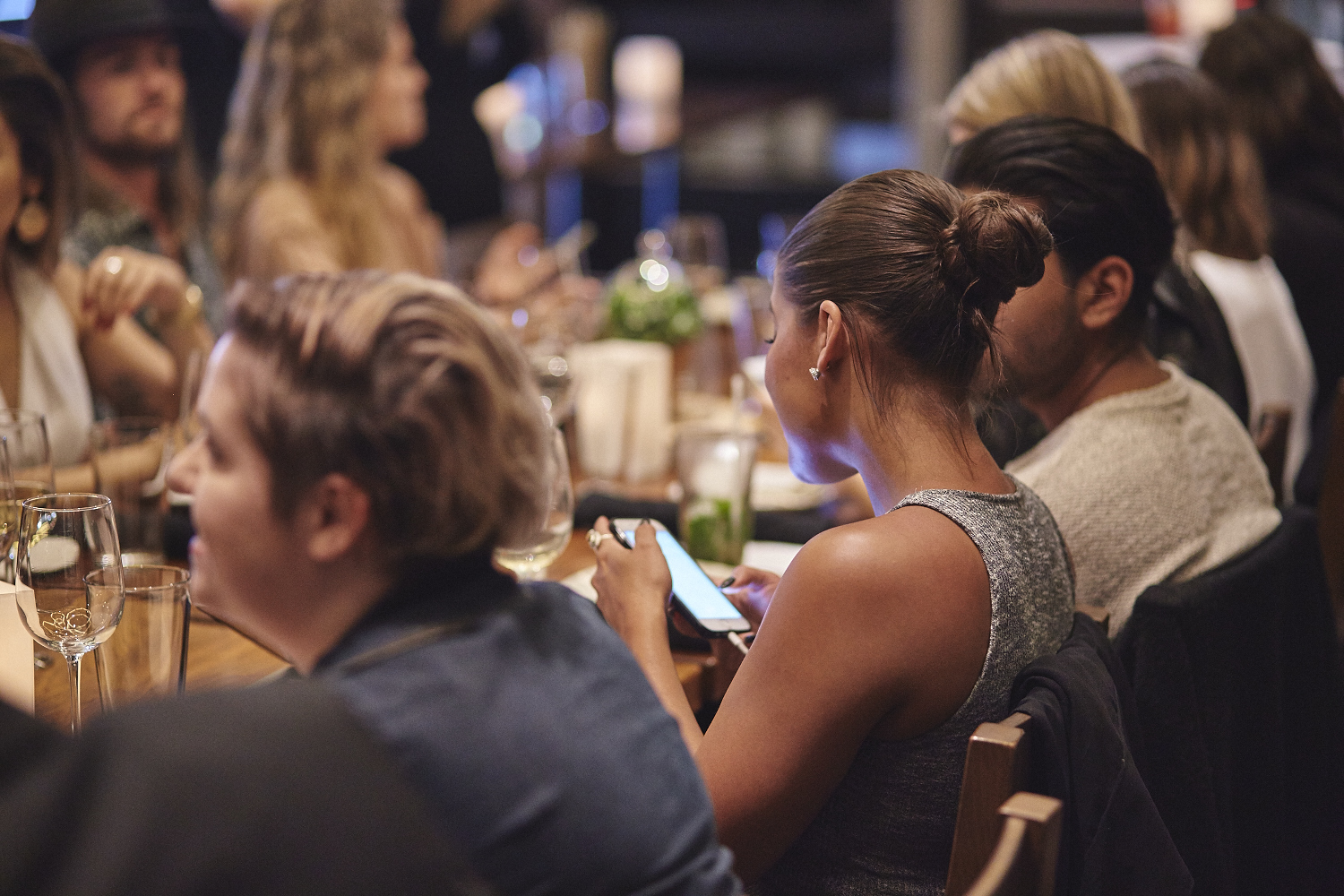 Une belle gang d'influenceurs rassemblée pour une tournée de sake bomb au PF Chang's