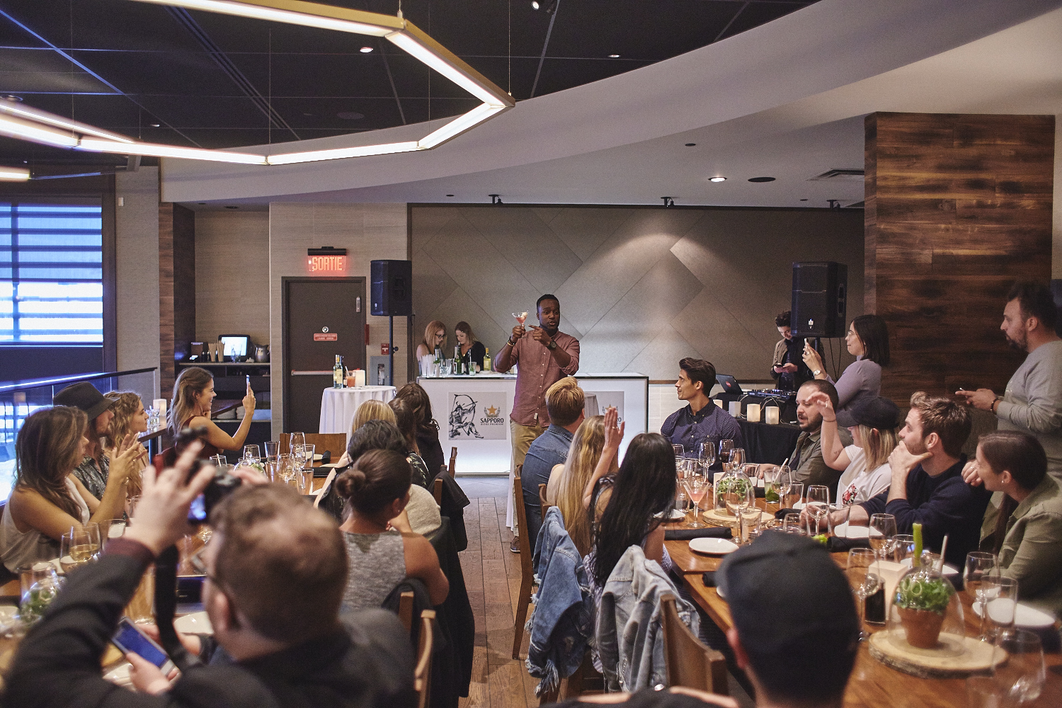 Une belle gang d'influenceurs rassemblée pour une tournée de sake bomb au PF Chang's
