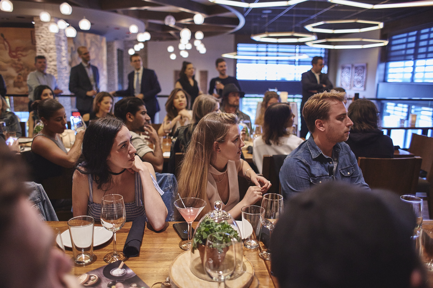 Une belle gang d'influenceurs rassemblée pour une tournée de sake bomb au PF Chang's