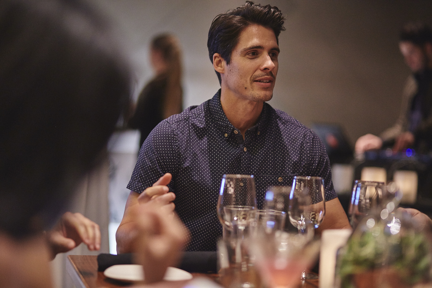 Une belle gang d'influenceurs rassemblée pour une tournée de sake bomb au PF Chang's