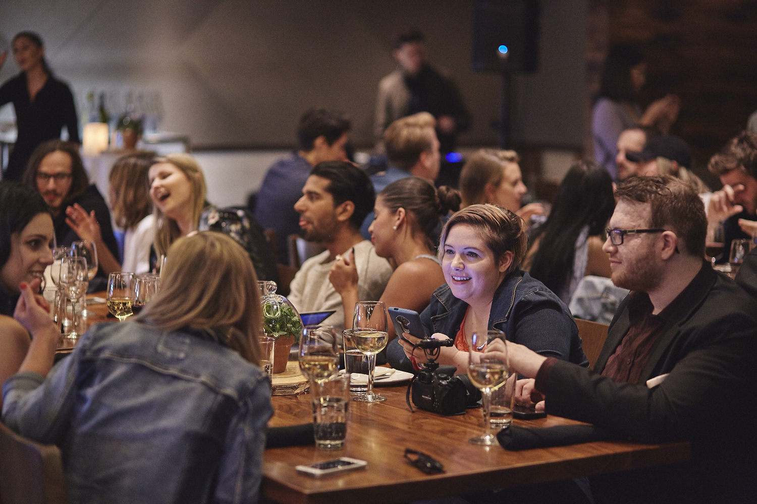 Une belle gang d'influenceurs rassemblée pour une tournée de sake bomb au PF Chang's