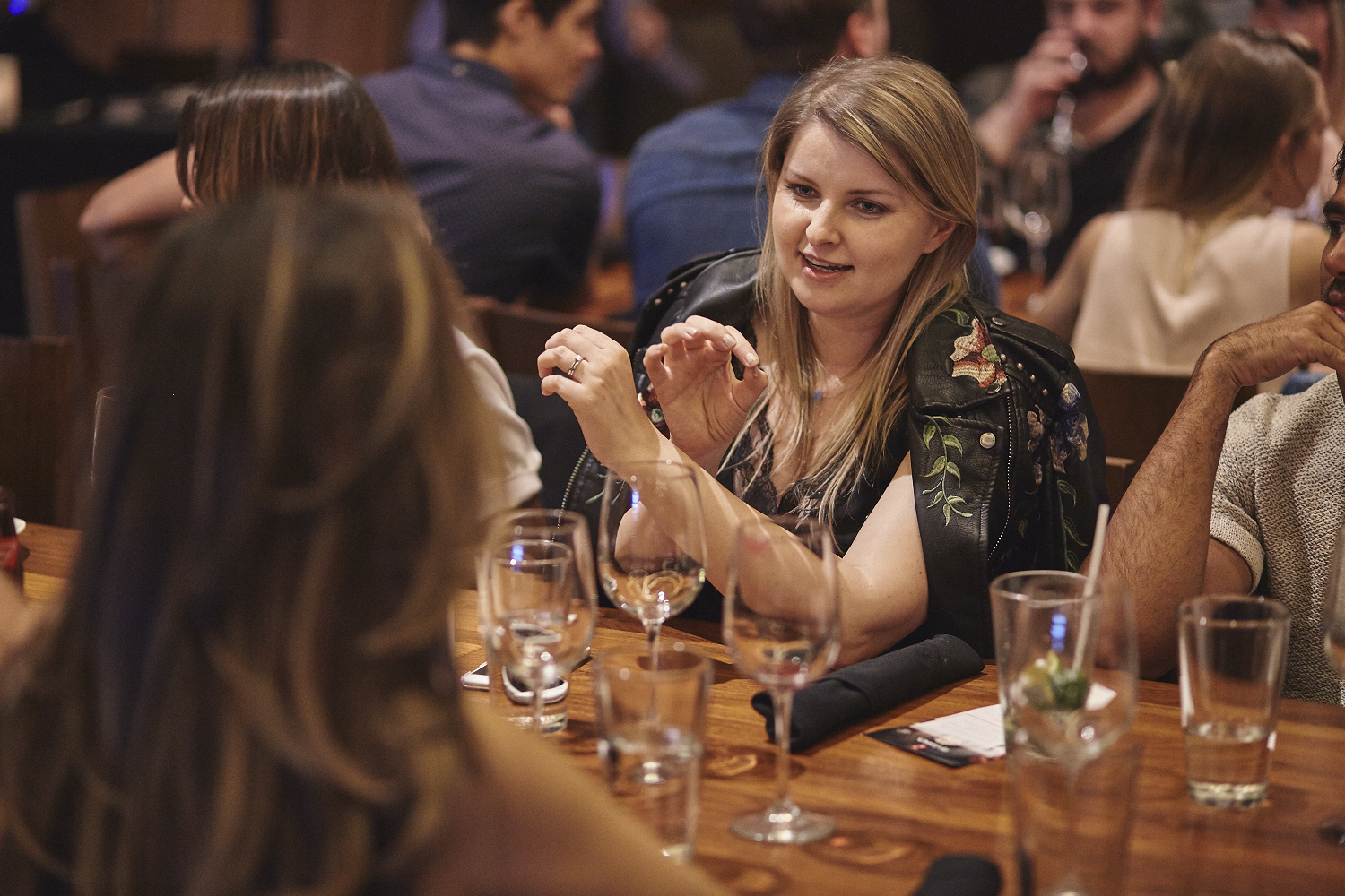 Une belle gang d'influenceurs rassemblée pour une tournée de sake bomb au PF Chang's