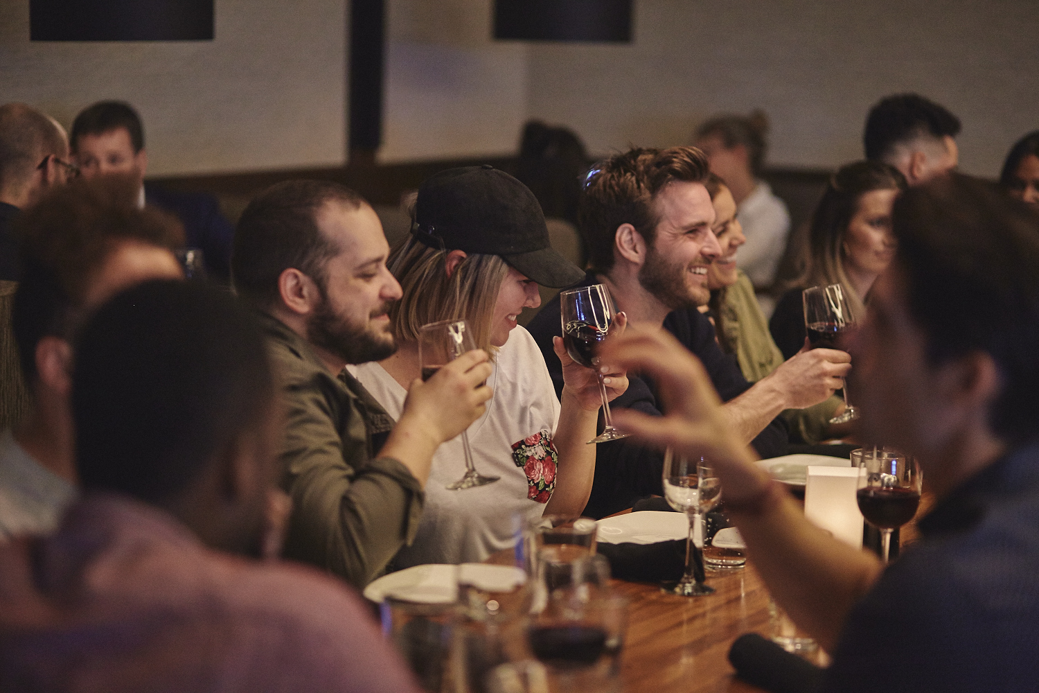 Une belle gang d'influenceurs rassemblée pour une tournée de sake bomb au PF Chang's