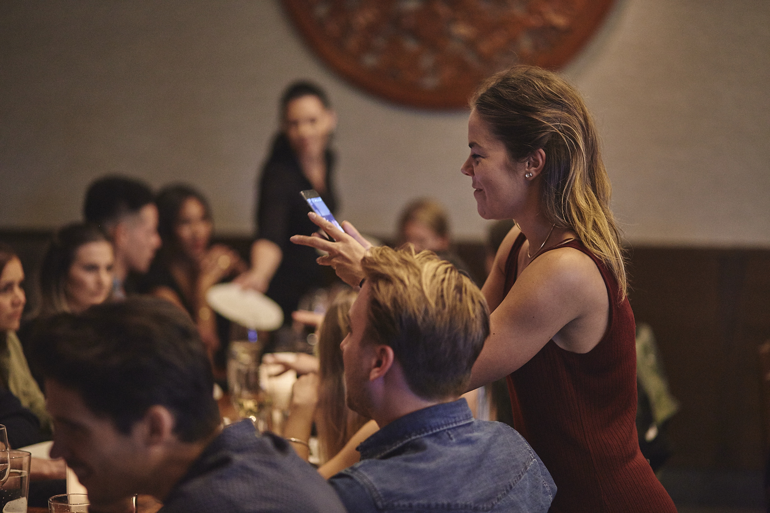 Une belle gang d'influenceurs rassemblée pour une tournée de sake bomb au PF Chang's