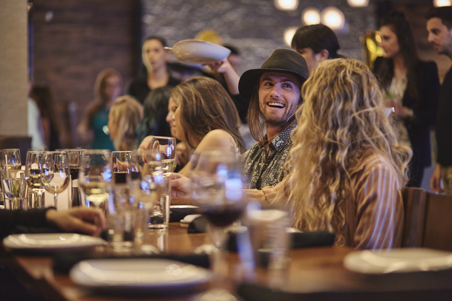 Une belle gang d'influenceurs rassemblée pour une tournée de sake bomb au PF Chang's