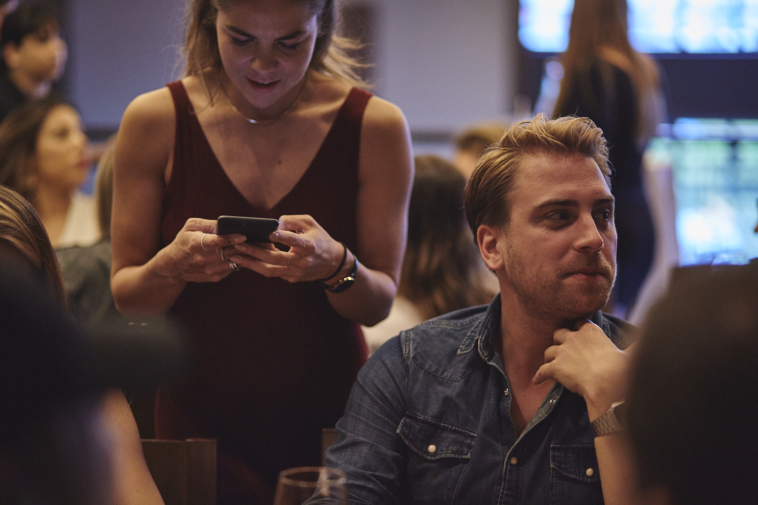 Une belle gang d'influenceurs rassemblée pour une tournée de sake bomb au PF Chang's