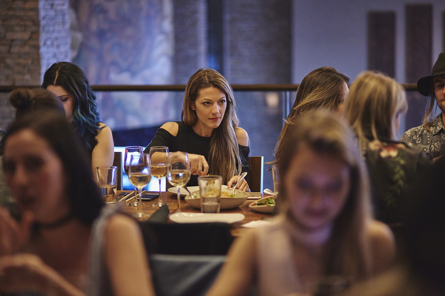 Une belle gang d'influenceurs rassemblée pour une tournée de sake bomb au PF Chang's