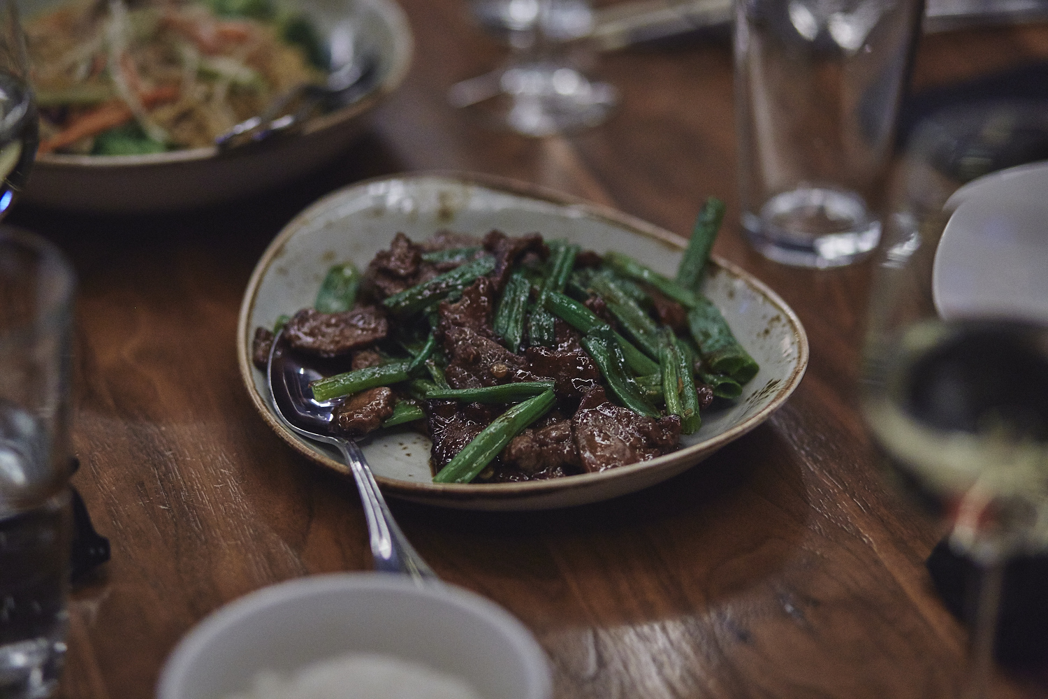 Une belle gang d'influenceurs rassemblée pour une tournée de sake bomb au PF Chang's