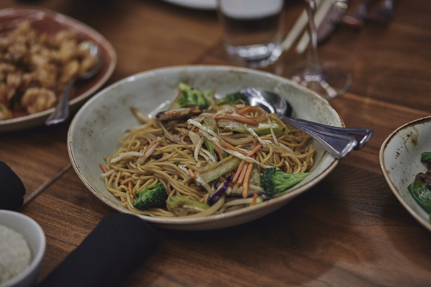 Une belle gang d'influenceurs rassemblée pour une tournée de sake bomb au PF Chang's