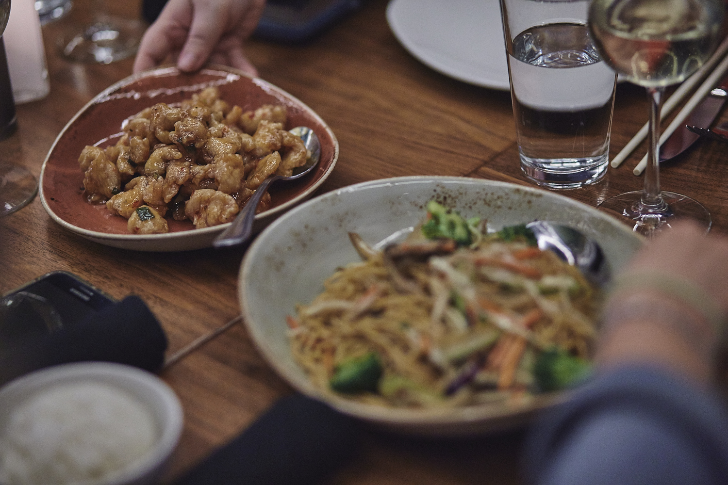 Une belle gang d'influenceurs rassemblée pour une tournée de sake bomb au PF Chang's