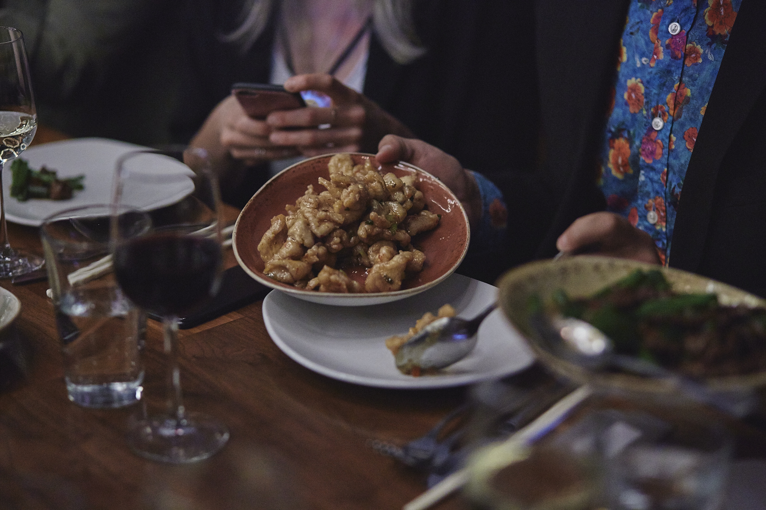 Une belle gang d'influenceurs rassemblée pour une tournée de sake bomb au PF Chang's