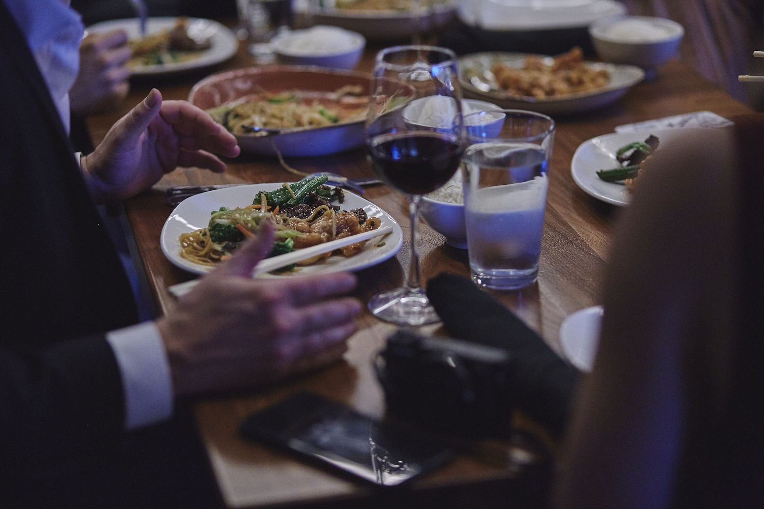 Une belle gang d'influenceurs rassemblée pour une tournée de sake bomb au PF Chang's