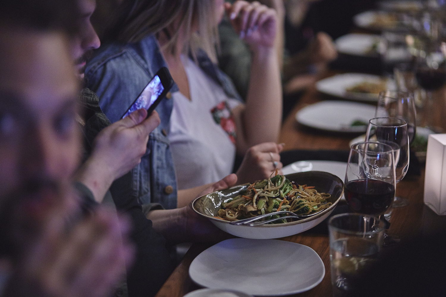 Une belle gang d'influenceurs rassemblée pour une tournée de sake bomb au PF Chang's