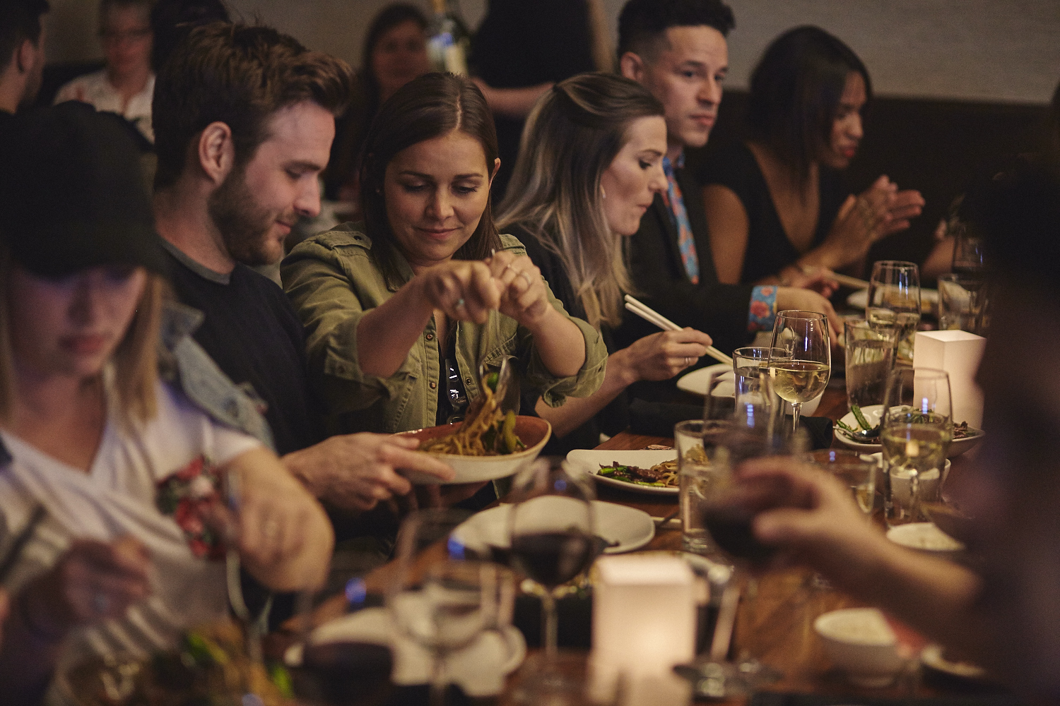 Une belle gang d'influenceurs rassemblée pour une tournée de sake bomb au PF Chang's