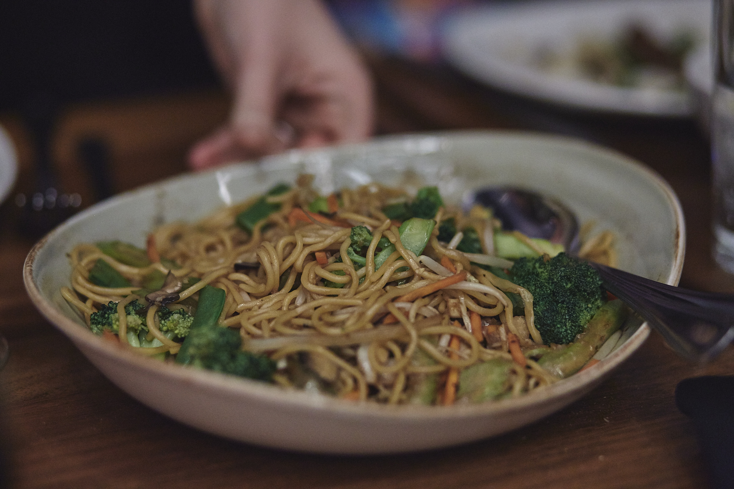 Une belle gang d'influenceurs rassemblée pour une tournée de sake bomb au PF Chang's