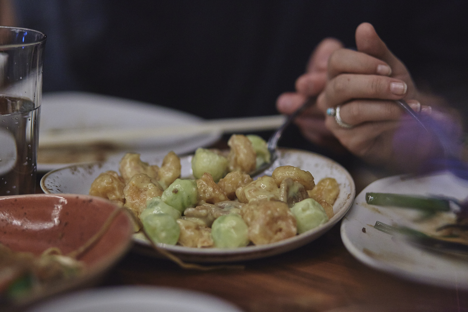 Une belle gang d'influenceurs rassemblée pour une tournée de sake bomb au PF Chang's