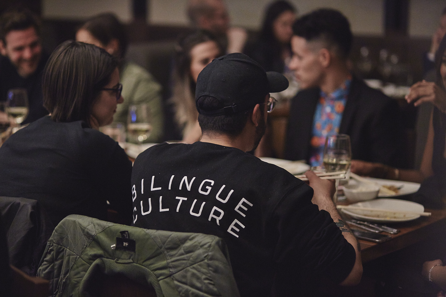 Une belle gang d'influenceurs rassemblée pour une tournée de sake bomb au PF Chang's