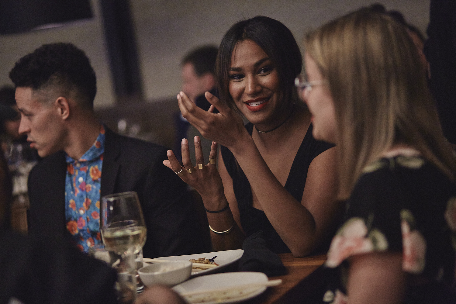 Une belle gang d'influenceurs rassemblée pour une tournée de sake bomb au PF Chang's