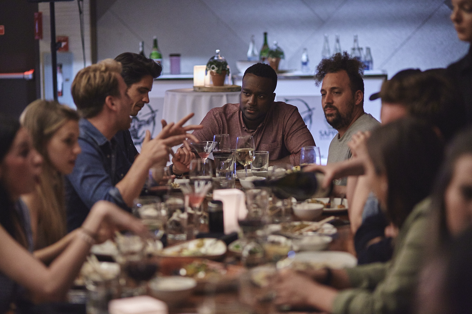 Une belle gang d'influenceurs rassemblée pour une tournée de sake bomb au PF Chang's