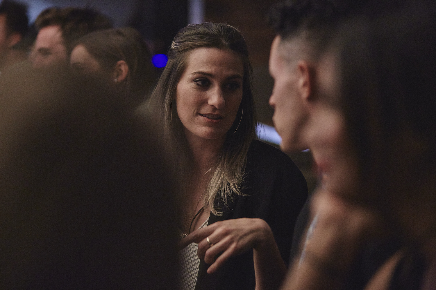 Une belle gang d'influenceurs rassemblée pour une tournée de sake bomb au PF Chang's