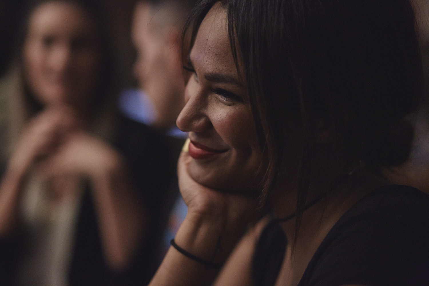 Une belle gang d'influenceurs rassemblée pour une tournée de sake bomb au PF Chang's