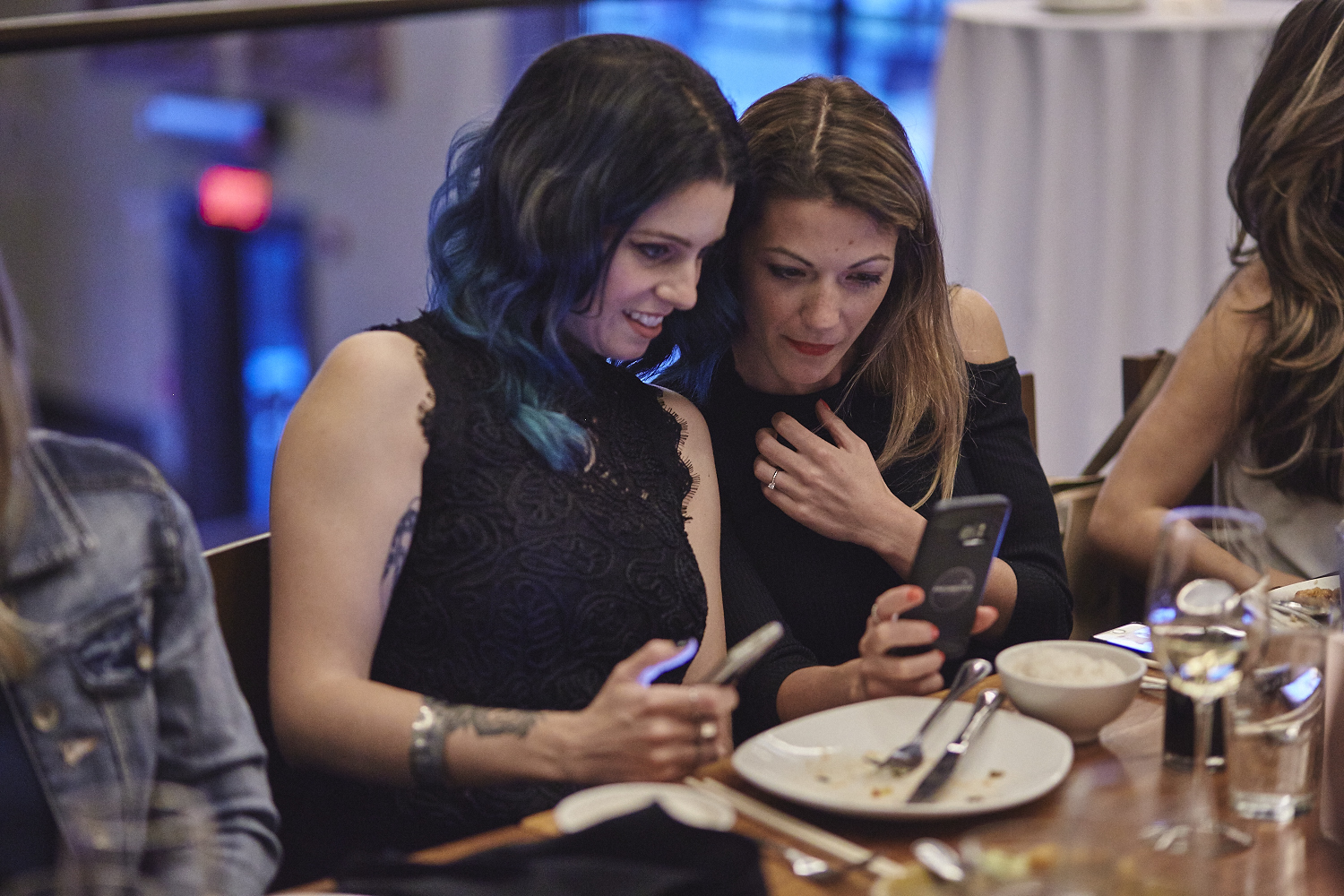 Une belle gang d'influenceurs rassemblée pour une tournée de sake bomb au PF Chang's