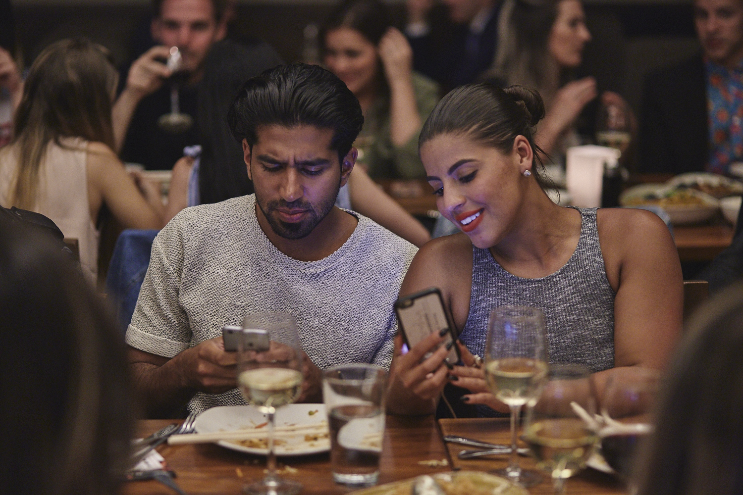 Une belle gang d'influenceurs rassemblée pour une tournée de sake bomb au PF Chang's