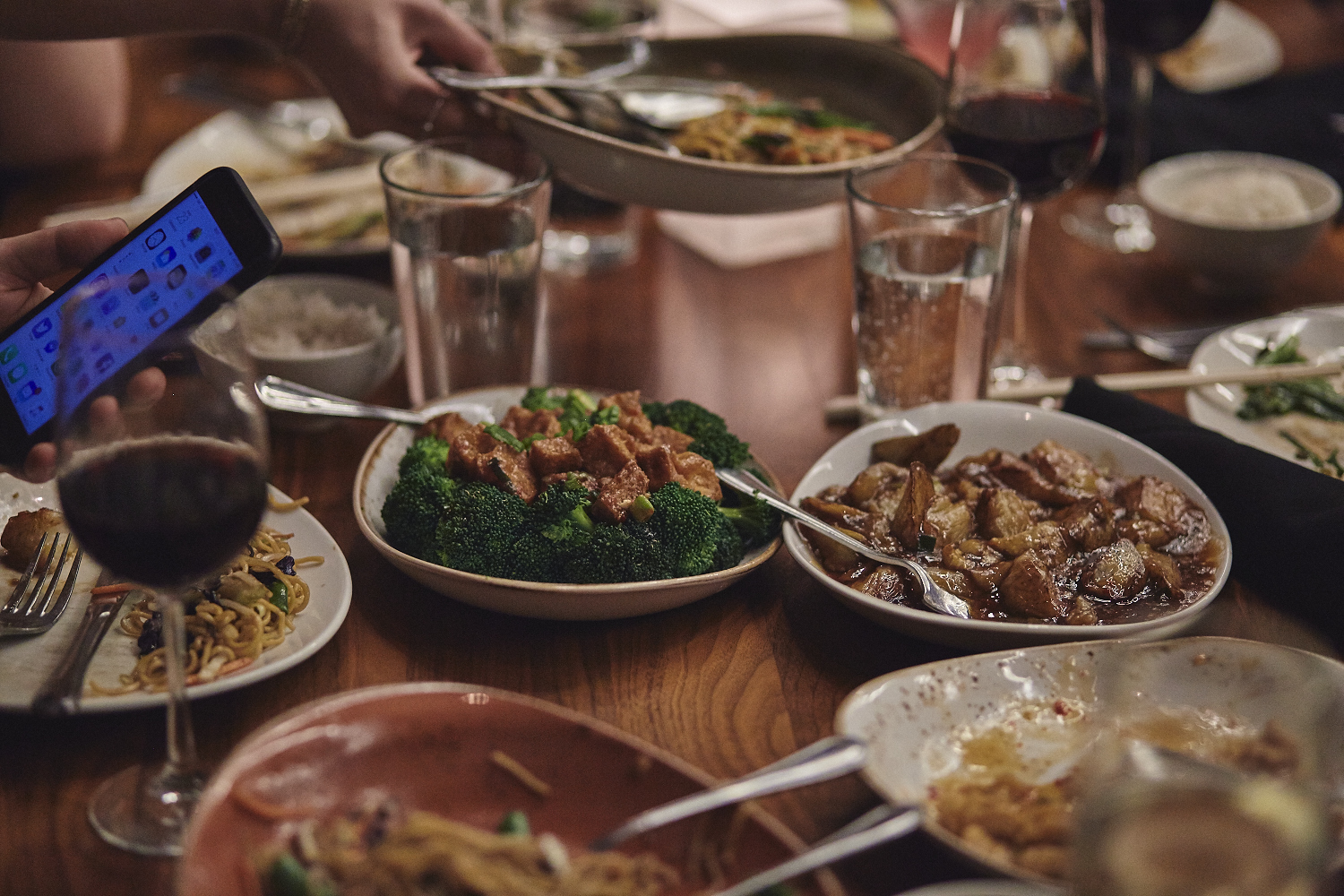 Une belle gang d'influenceurs rassemblée pour une tournée de sake bomb au PF Chang's